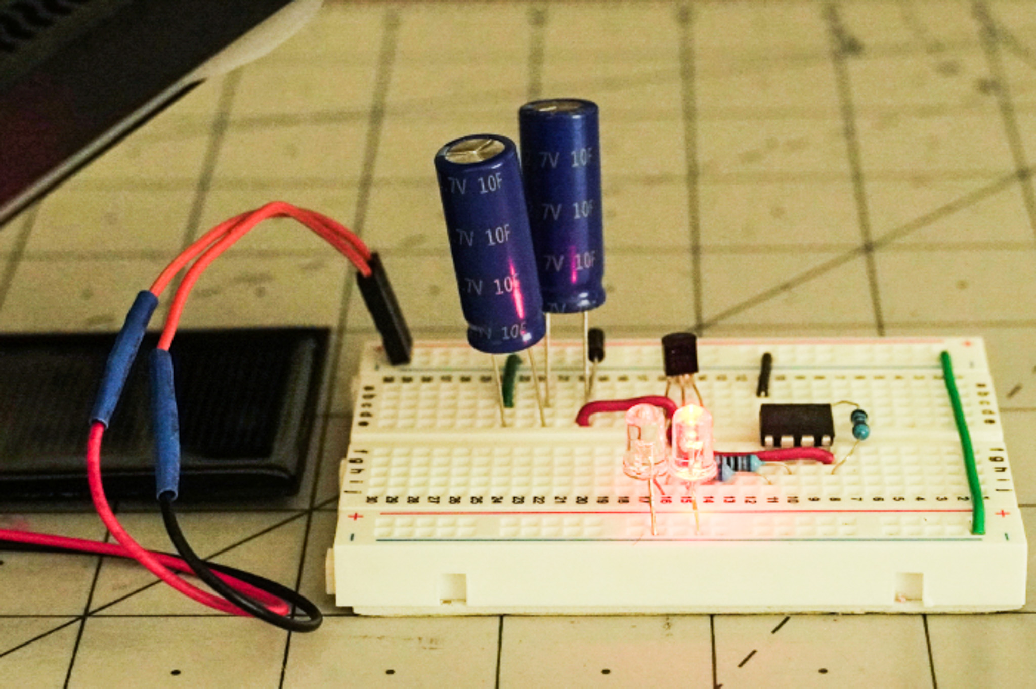 0923-ATtiny45-and-LED-circuit-activated-under-supercapacitor-power